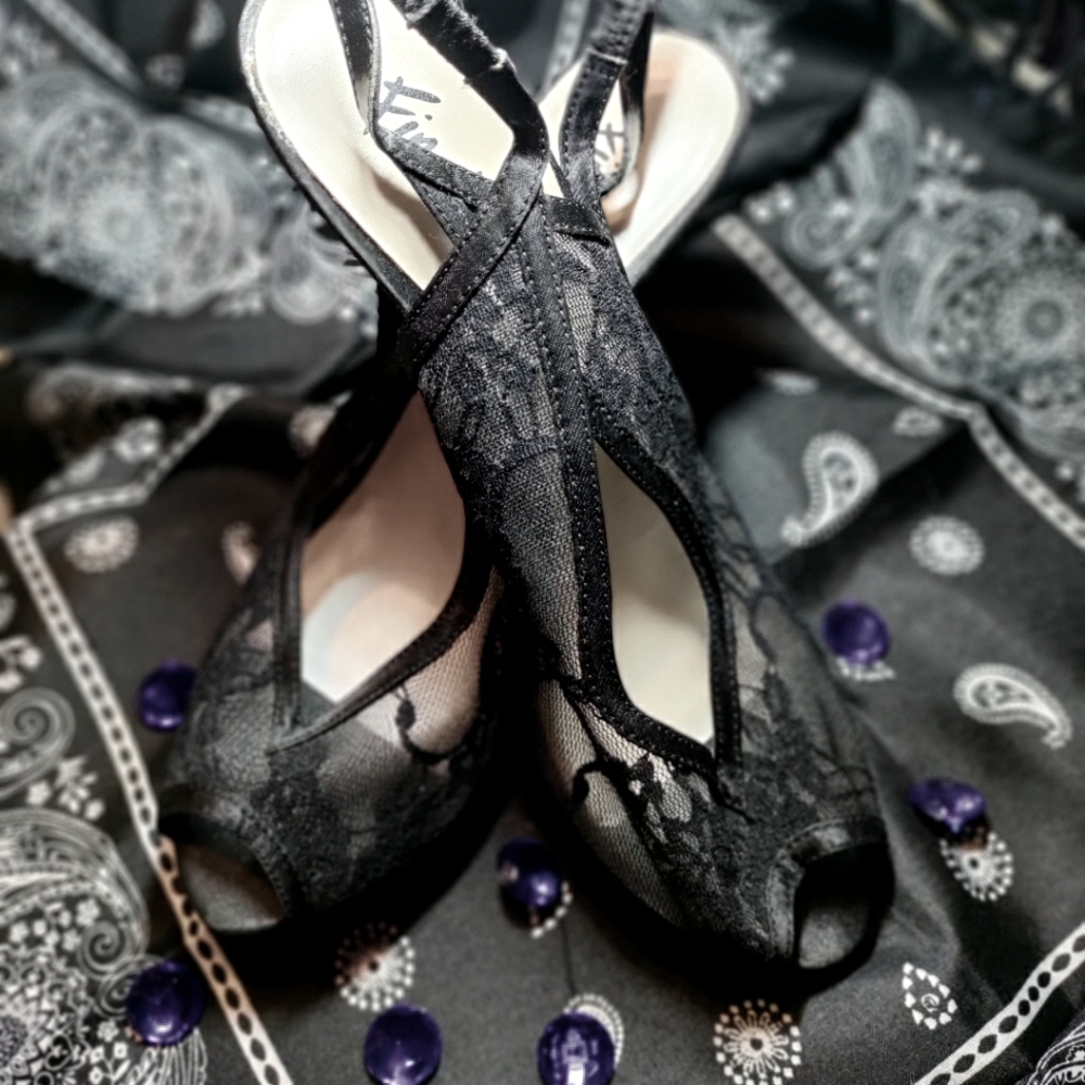 Beautiful lace black heel